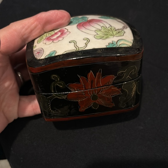 Chinese Lacquer Shard Trinket Box 3.75” - Picture 6 of 8